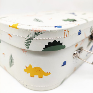 Maleta de Cartón de Diseño Personalizado, Hecha a Mano, Biodegradable, de Cartón de Lujo con Asa de Metal - Product Image 6