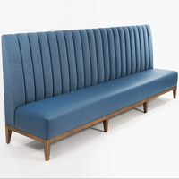 Banquette de restaurant moderne bleue capitonnée à dossier haut avec base en bois – Mobilier commercial pour café et hôtel