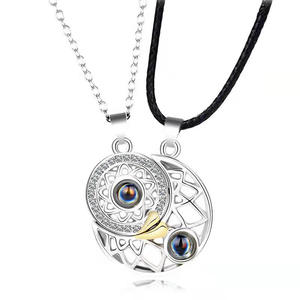 Collar de acero inoxidable con diseño de sol y luna, collar de pareja con imán de 100 <span class=keywords><strong>idiomas</strong></span>, 2 unidades - Product Image 2