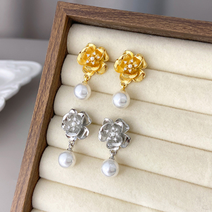 Boucles d'oreilles clous vintage en perles et fleurs avec zircon et cuivre, bijoux de fiançailles et de mariage pour femmes, plaqué or 18 carats et rhodium - Product Image 5