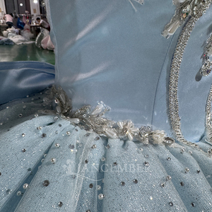 Robe de Quinceañera de luxe bleu clair Mc027, épaules dénudées, en organza scintillant, longueur ras du sol, robe de bal avec nœud au dos, style princesse pour bal de promo - Product Image 4