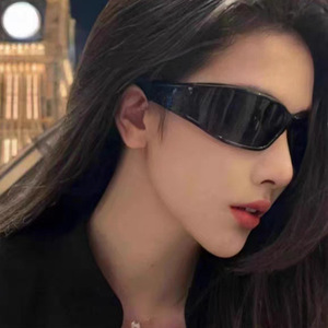 แว่นกันแดดทรงโล่สำหรับผู้หญิง UV400 ป้องกันแสงแดดแบบเต็มกรอบ ดีไซน์ทันสมัยกรอบแคบ - Product Image 4