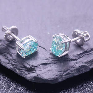 Boucles d'oreilles clous en argent sterling vert 1 carat avec moissanite et sertissage griffe pour femme - Cadeau d'anniversaire et de fiançailles - Product Image 2