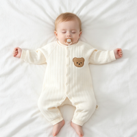 Neugeborenen Baby Thermo-Strampler Vertikal Gerippter Gesteppter Baumwoll-Einteiler mit Bären-Applikation Langarm Druckknopfverschluss Säuglings-Bodysuit