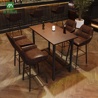 Ensemble de tables et chaises de bar commerciales durables pour restaurants, tabourets de bar rembourrés marron avec plateau en bois et structure métallique pour cafés et salons de thé