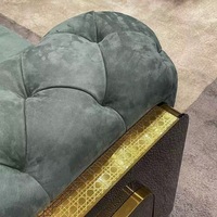 Ensemble de canapés minimalistes haut de gamme modernes, tissu en daim doux, accoudoirs capitonnés en forme de losange, base en métal doré, meubles de luxe pour salon