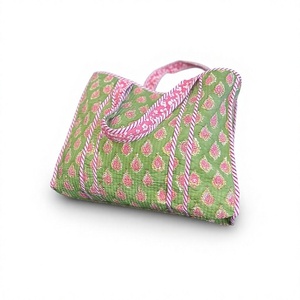Bolso tote acolchado de algodón hecho a mano, estampado floral verde y rosa, estilo boho, bolso de viaje, bolso de hombro con estampado en bloques, ligero y espacioso. - Product Image 1