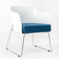 Chaise d'invité moderne en plastique blanc avec base en forme de traîneau et coussin pour réception de bureau