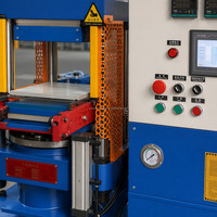 Presse de vulcanisation de caoutchouc silicone à double station avec rail coulissant et système de traitement automatique par navette de moules