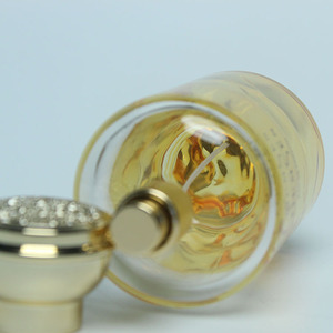 高級感のある30ml 50ml 100ml厚ガラス製スプレーボトル、アルミ製ゴールドキャップ付き香水詰め替えボトル - Product Image 3