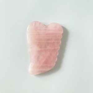 Outil Gua Sha anti-rides en forme d'aile d'ange en quartz rose gemme naturelle - Product Image 4