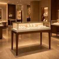 Vitrine de présentation de bijoux haut de gamme, armoire en verre avec pieds en bois et bande LED intégrée pour boutique et magasin de vente de bijoux