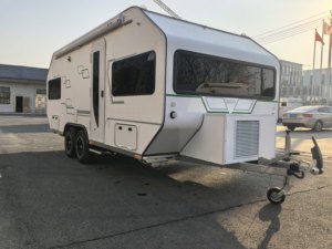 Caravane de voyage familiale moderne légère de luxe pour 4 personnes, avec salle de bain, châssis AL-KO, construction en aluminium, amortisseurs - Product Image 1