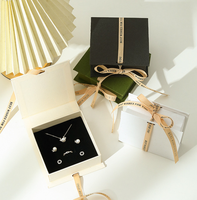Boîte à bijoux portable en stock avec couvercle rabattable pour bagues, colliers, bracelets, boucles d'oreilles, montres – Boîte rigide en papier cadeau