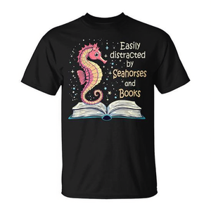 Camiseta para amantes de la lectura, ideal para quienes se distraen fácilmente con caballitos de mar y libros, para amantes de los libros y entusiastas de las criaturas marinas - Product Image 2