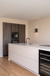 Système de <span class=keywords><strong>cuisine</strong></span> de style scandinave avec îlot blanc mat et armoires en noyer – Aménagement personnalisé pleine taille - Product Image 3