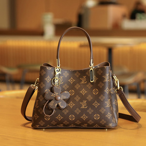 Bolso Tote de Cuero Genuino para Mujer, <span class=keywords><strong>Moda</strong></span> de Hong Kong, Modelo 2025, de Alta Gama, con Cierre, para Madres de Mediana Edad, de un Solo Hombro o Cruzado - Product Image 1