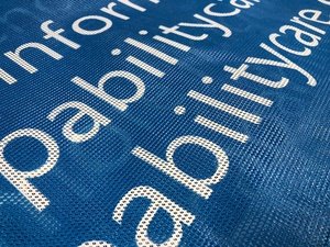 Tùy chỉnh màu sắc kích thước lớn in kỹ thuật số ngoài trời PVC hàng rào lưới quảng cáo banner với grommets - Product Image 4