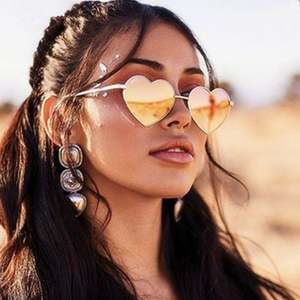 Lunettes de soleil polarisées vintage en métal 2025 avec logo personnalisé pour la conduite, protection UV40, verres miroir colorés, lunettes de soleil cœur pour femmes - Product Image 4