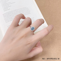 Bague pour femme Lerca en or blanc 18 carats avec diamant de couleur bleu glacier taille émeraude, serti en grappe florale avec halo, diamant de couleur cultivé en laboratoire, bijoux fins