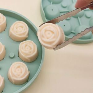 Moule à glaçons réutilisable en silicone de qualité alimentaire avec motif rose, congélation rapide et démoulage facile pour la maison, le bar et la préparation de whisky - Product Image 5