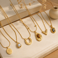 Collier Pendentif Géométrique Fer à Cheval en Acier Inoxydable Plaqué Or 18K avec Perle d'Eau Douce, Vente en Gros, Assortiment en Vrac