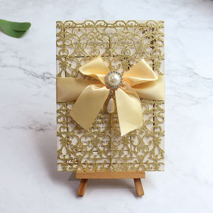 Invitations de <span class=keywords><strong>mariage</strong></span> personnalisées de luxe en <span class=keywords><strong>dentelle</strong></span> dorée scintillante découpée au <span class=keywords><strong>laser</strong></span> avec bijou et nœud en satin - Product Image 2