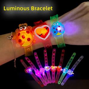 สายรัดข้อมือ LED เรืองแสง นาฬิกาข้อมือซิลิโคนลายการ์ตูน ไฟกระพริบ สำหรับเด็ก ของชำร่วยงานปาร์ตี้ - Product Image 1