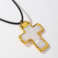 Collier classique en or plaqué or massif avec pendentif croix en nacre, incrustation mosaïque en grille, coquille d'ormeau irisée et cordon tressé noir
