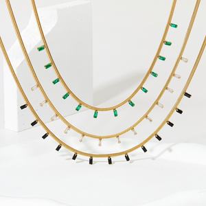 Collar con Colgante de Circonia Verde y Blanca Chapado en Oro de 18K, Cadena de Serpiente, Collar Moderno de Acero Inoxidable - Product Image 1