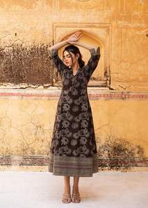 Robe mi-longue bohème Dharati à imprimé artisanal, en pur coton, motif floral marron et gris, pour femme - Product Image 4
