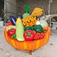 Buitenverlichting met sprookjesachtige muziek, glasvezel fruit- en groenterekwisieten, grote pompoen, paprika, radijs, kool