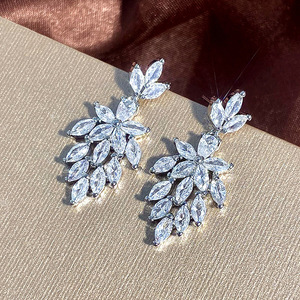 Eleganti Orecchini Pendenti a Foglia per Donne, Orecchini Scintillanti per Uso Quotidiano e Feste, Gioielli alla Moda - Product Image 1