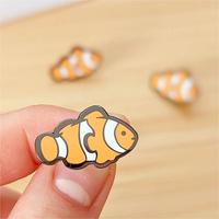 Broche en émail Poisson-clown, motif dessin animé mignon, rayures orange et blanches, badge vie marine, cadeau pour les amateurs de poissons, vente en gros