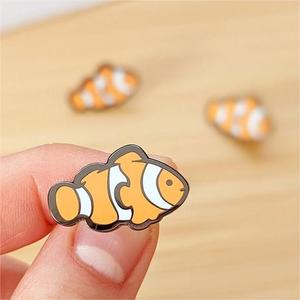Pin de esmalte de pez payaso, bonito diseño de dibujos animados, rayas blancas y naranjas, broche de pez marino, insignia de vida marina, regalo para amantes de los peces, venta al por mayor - Product Image 6