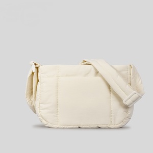 2024 diseñador nuevo estilo <span class=keywords><strong>tela</strong></span> <span class=keywords><strong>de</strong></span> nailon Mini bolso individual cuadrado para mujer lindo Simple Color sólido acolchado bolso <span class=keywords><strong>de</strong></span> <span class=keywords><strong>mensaje</strong></span> hinchado <span class=keywords><strong>con</strong></span> logotipo - Product Image 4