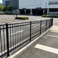 Barrière de sécurité urbaine moderne à double rail, clôture à sommet plat, clôture en métal durable pour zone piétonne en ville