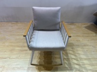 Ensemble de conversation extérieur moderne et minimaliste 4 pièces avec coussins gris clair et table basse en alliage d'aluminium, résistant à la rouille, élégant pour les patios