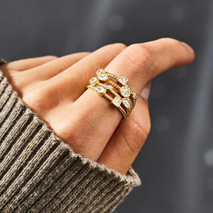 Anelli Geometrici T0620 con Cristalli e Strass, Montatura in Oro, Unisex per Uso Quotidiano - Product Image 2