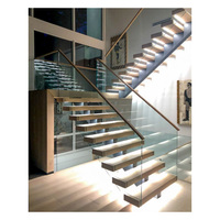 Escalier flottant moderne sur mesure pour intérieur avec monopoutre, marches et garde-corps en verre LED
