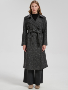 Nouvelle collection Automne-Hiver 2025 : <span class=keywords><strong>Poncho</strong></span> long gris pour <span class=keywords><strong>femme</strong></span> en laine mérinos style vintage 'Old Money' avec col en cuir et empiècements en laine/viscose - Product Image 6