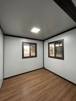 Ces maisons conteneurs légères et pliables peuvent être installées rapidement et personnalisées en couleur, avec un design moderne de style médiéval.