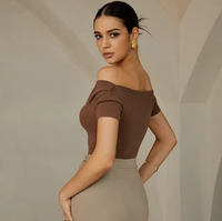Fournisseur chinois en gros pour femmes proposant un t-shirt en maille tendance à boucle fine, confortable à porter pour les tendances saisonnières polyvalentes