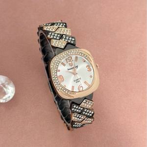 Montre Chic Carrée pour Femme Entièrement Ornée de Cristaux Style Bracelet en Acier Mouvement à Quartz - Product Image 6