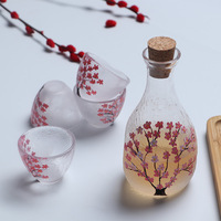Service à saké en verre de cristal à motif de cerisier de style japonais avec baril de bouteille de saké et 4 tasses à saké