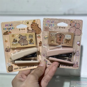 24 cái/hộp Dễ Thương Capybara Phim Hoạt Hình Cầm Tay <span class=keywords><strong>Stapler</strong></span> Mini Văn Phòng <span class=keywords><strong>Stapler</strong></span> Bộ 750 Pcs Bao Gồm Cho Nhà Trường Văn Phòng Kinh Doanh - Product Image 1
