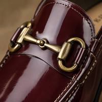 Chaussures mocassins bordeaux en cuir verni véritable de qualité supérieure pour femmes, avec talon carré et boucle en forme de bit de cheval doré, semelle extérieure en caoutchouc, vente en gros, marque privée OEM