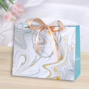Poignée de ruban de luxe Emballage de magasinage de boutique Sacs cadeaux en papier fourre-tout européens imprimés personnalisés avec logo - Product Image 5
