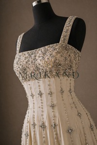 Vestido de seda de diseñador premium hasta la pantorrilla con pedrería de cristal y perlas, moderno, para mujer, ideal para la noche, con un atractivo de moda. - Product Image 3