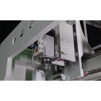 Centre d'usinage CNC 4 axes OUWO avec rotation de l'axe 180 degrés pour l'usinage de profilés en aluminium sur trois faces en une seule opération de serrage